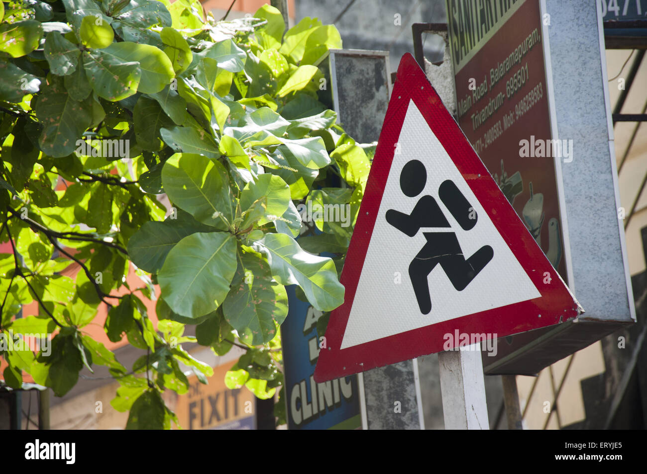 Schild auf Straße Indien Stockfoto