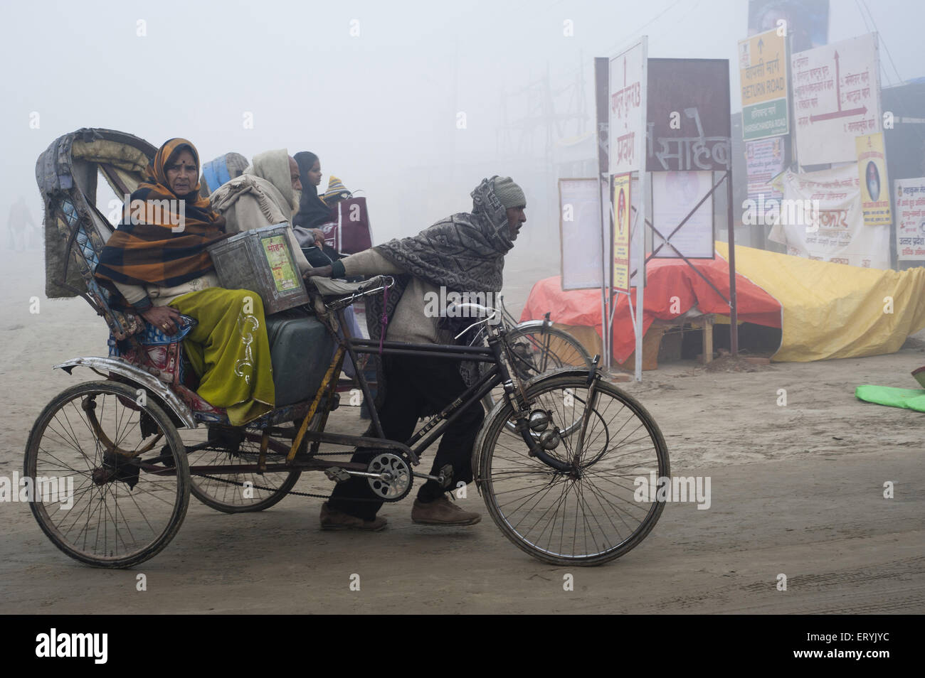 Frauen im Zyklus Rickshaw Kumbh Mela in Uttar Pradesh, Indien Stockfoto