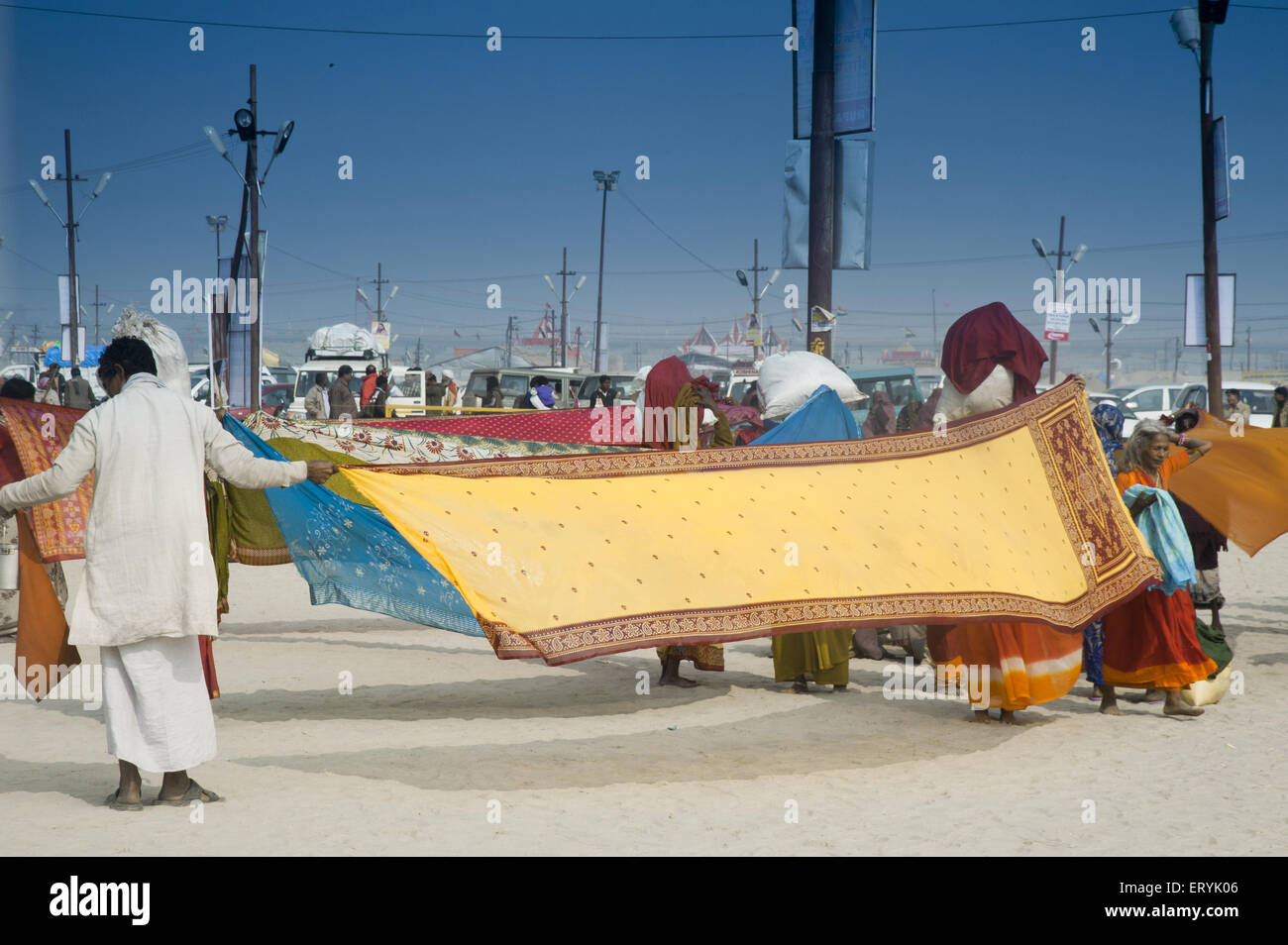 Trocknung von Saree Kumbh Mela Festival in Uttar Pradesh, Indien Stockfoto