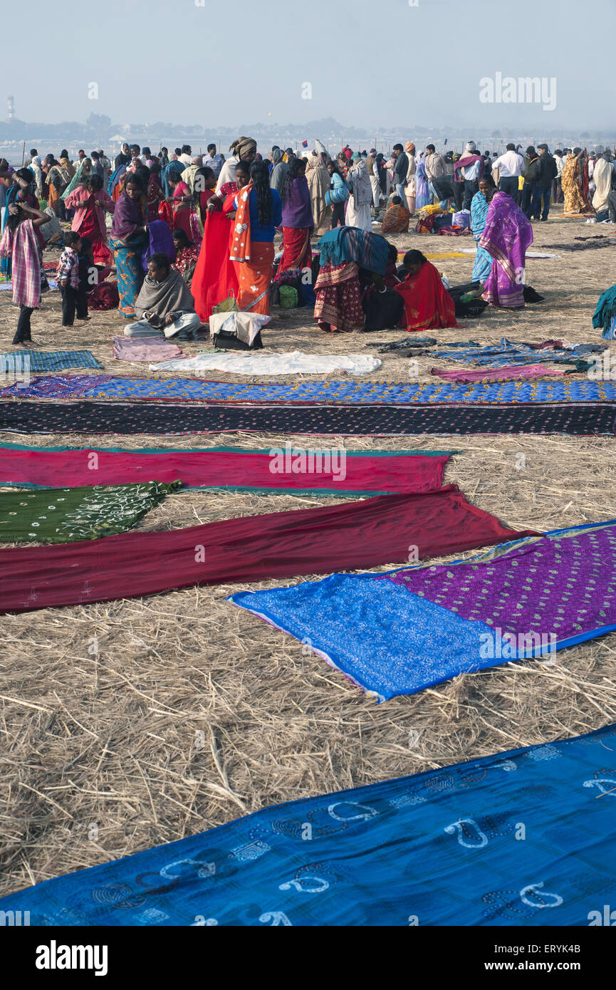 Frauen Trocknen Saree Kumbh Mela Festival in Uttar Pradesh, Indien Stockfoto