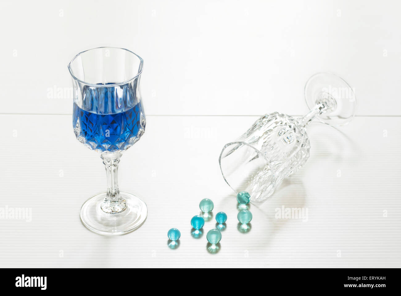 Glas mit blauer Farbe Flüssigkeit und blauen Murmeln , Stockfoto