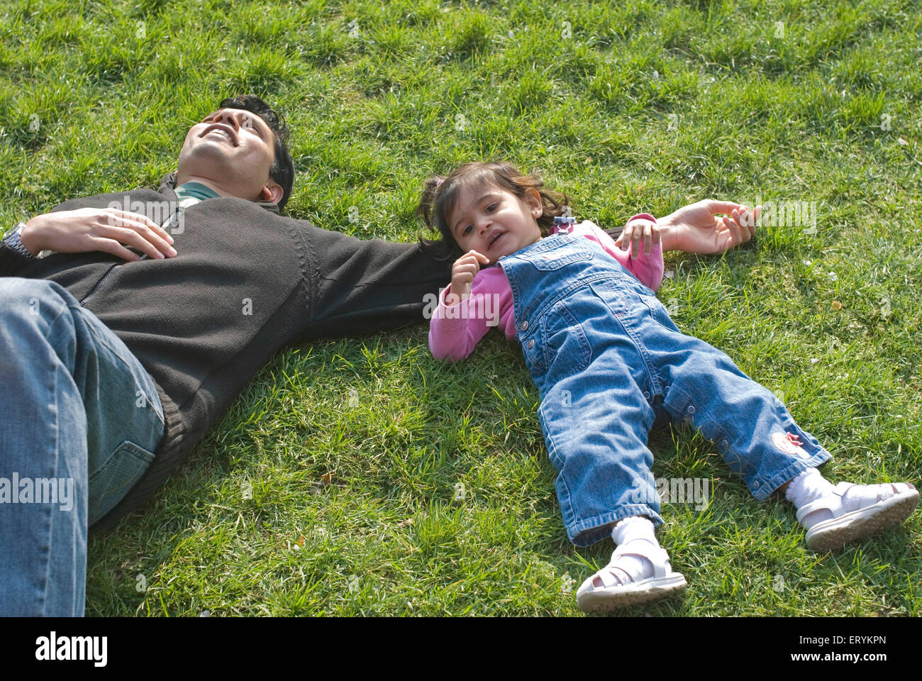 Vater und Tochter spielen und genießen auf dem grünen Rasen am Botanischen Garten; Brooklyn; New York; USA Vereinigte Staaten von Amerika Stockfoto