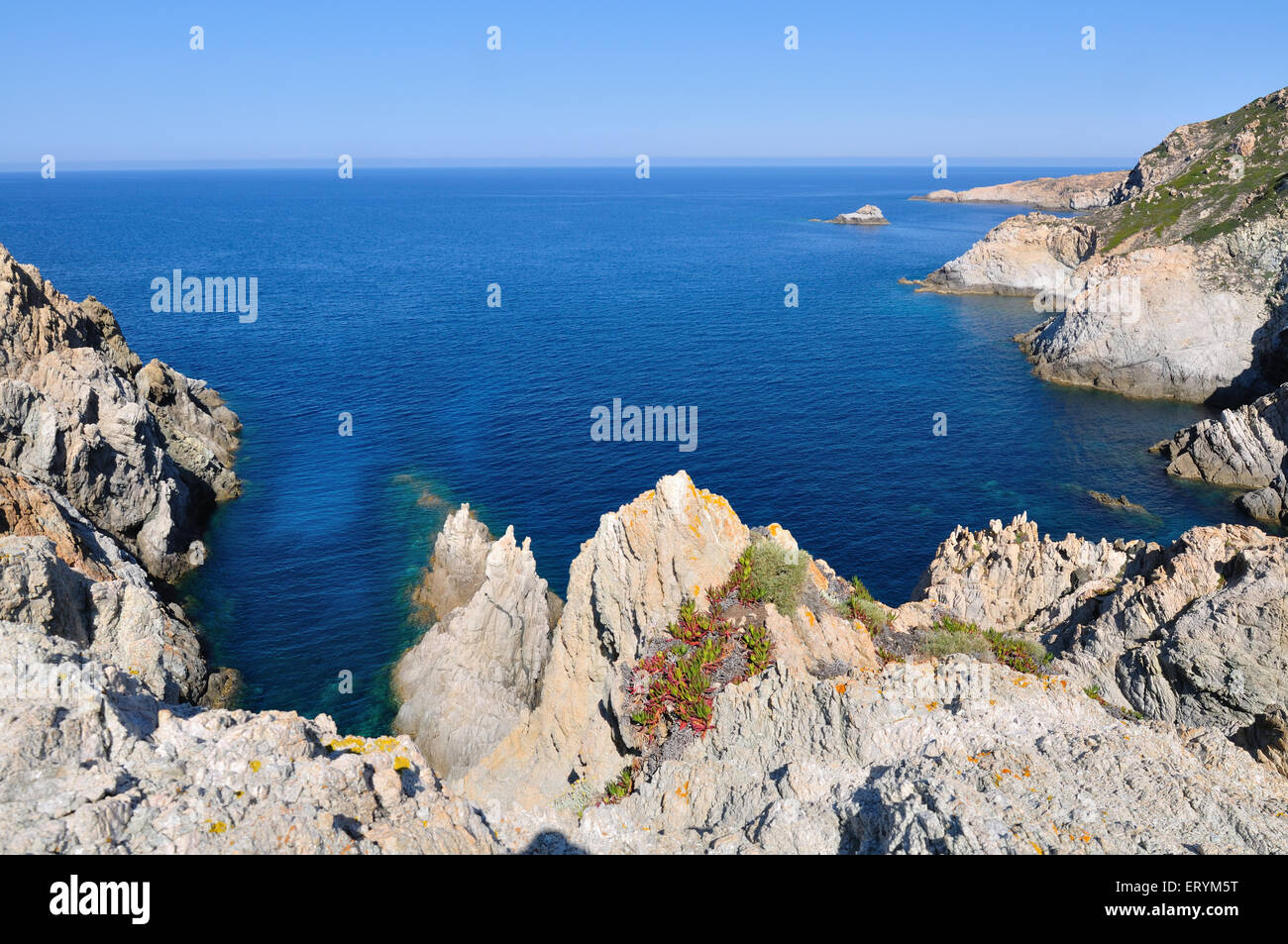 Klippen über dem Meer unter blauem Himmel - Halbinsel Revellata, Corsica - Frankreich Stockfoto