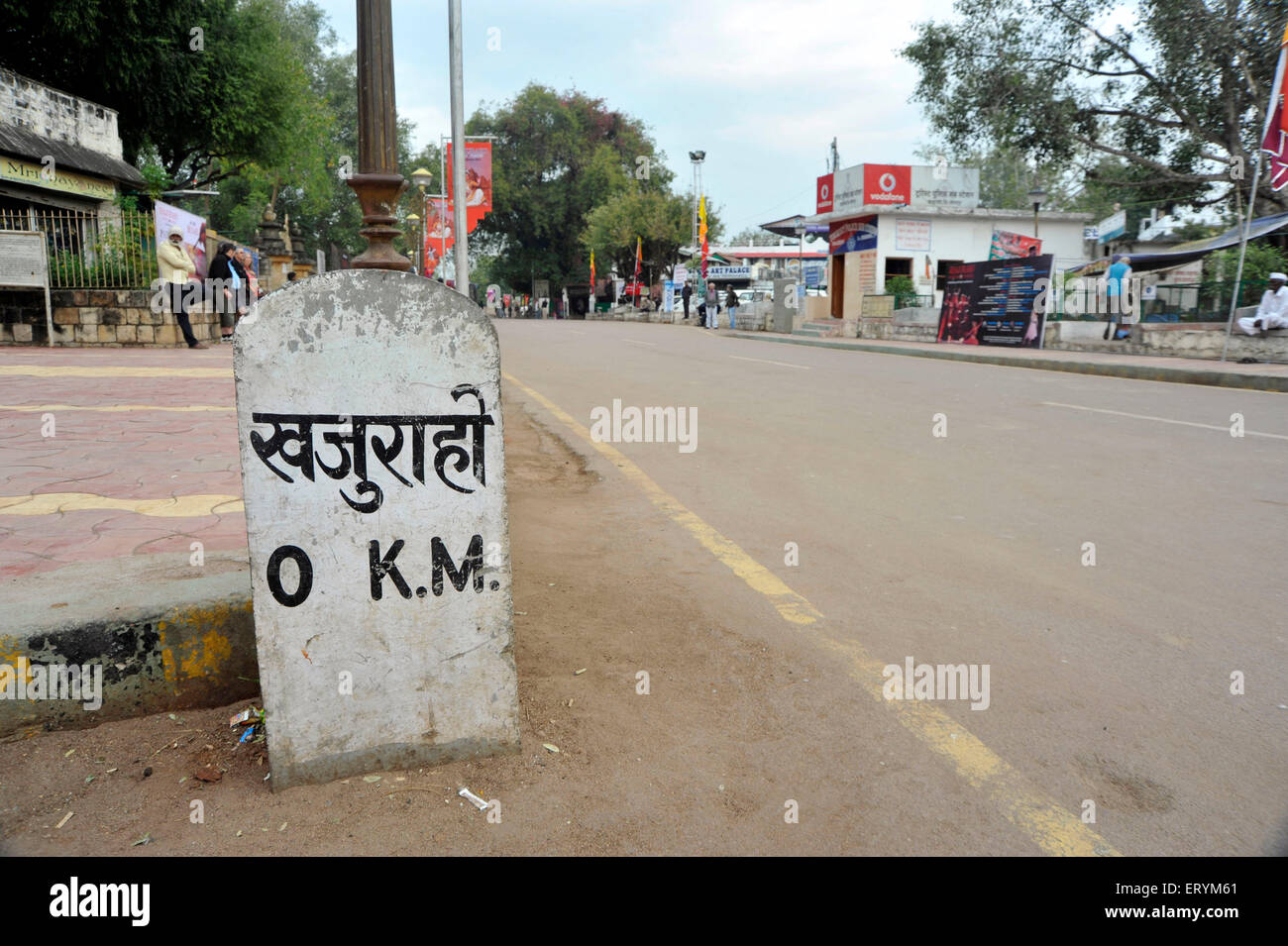 horizontale Null Meilenstein in Khajuraho MP 0 km 0 Kilometer Straße Madhya Pradesh Indien Asien Stockfoto