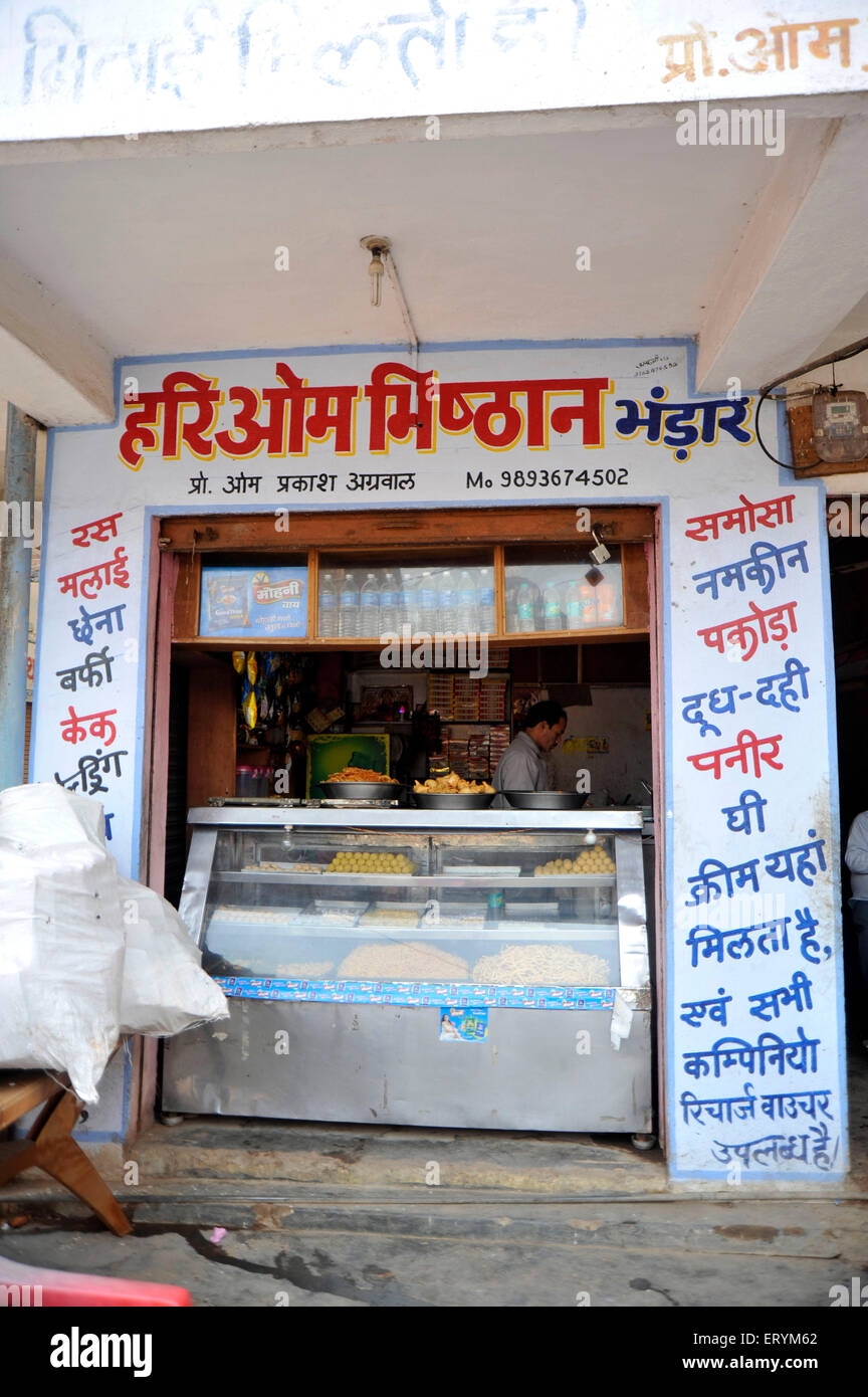 Indisches Süßgeschäft in Khajuraho Madhya Pradesh Indien Asien Stockfoto