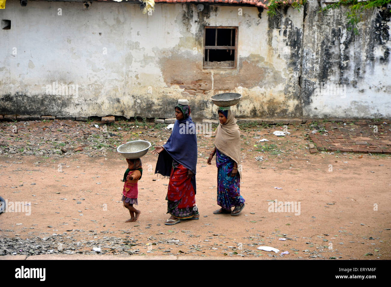 Ländliche arbeitenden Frauen und Kind Madhya Pradesh Indien Asien Stockfoto