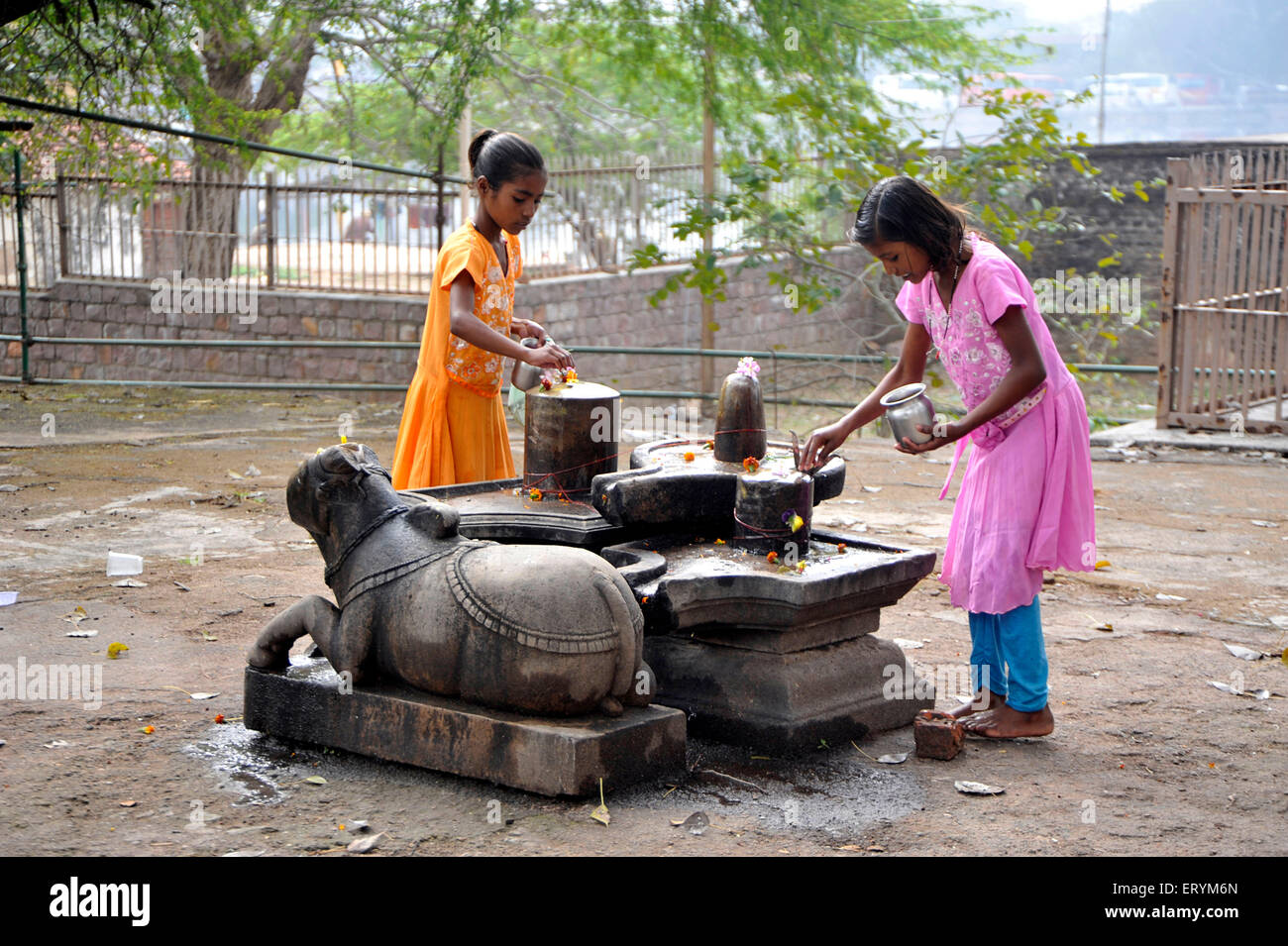 Ländliche Mädchen tun Puja von Lord Shiva Madhya Pradesh Indien Asien Stockfoto