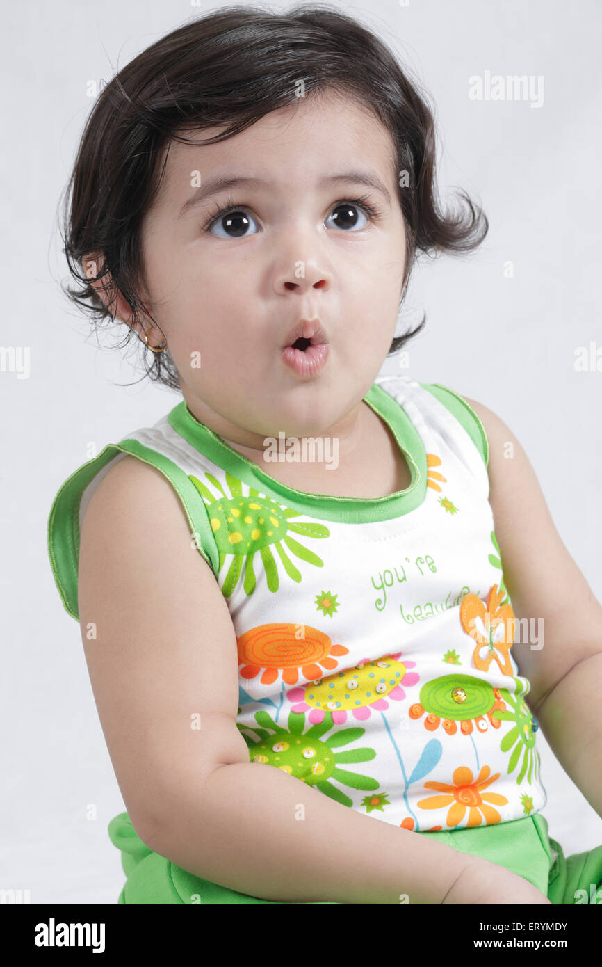 Fünfzehn Monate altes Baby Mädchen schauen neugierig Herr #743S Stockfoto