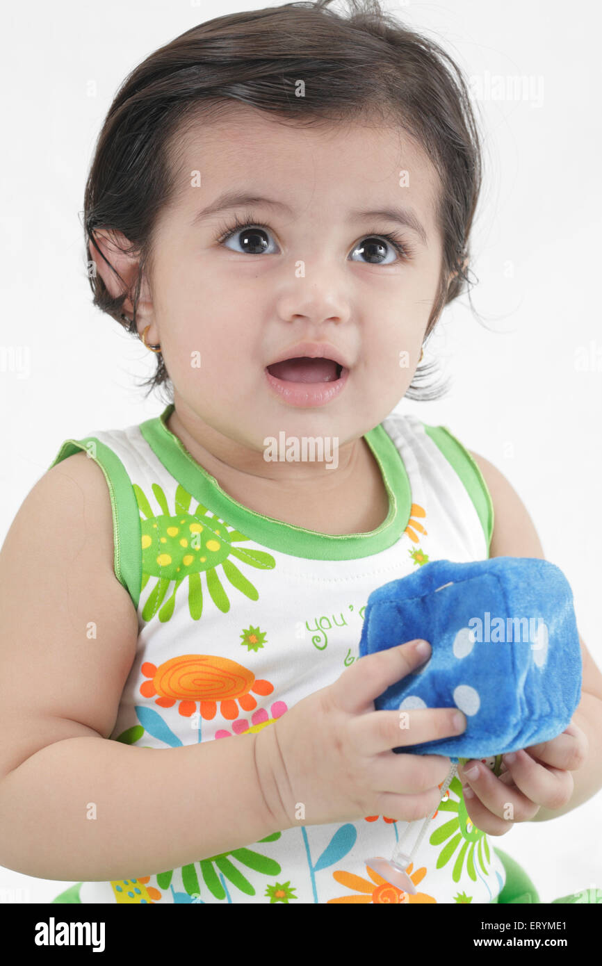 Fünfzehn Monate altes baby Mädchen Holding Stofftier in der Hand Herr #743S Stockfoto