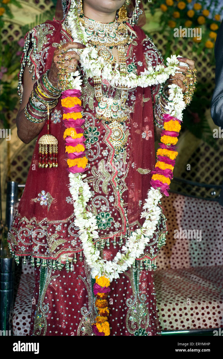 Hindu Braut hält Jaimala in Uttar Pradesh Indien Asien Hochzeit Stockfoto