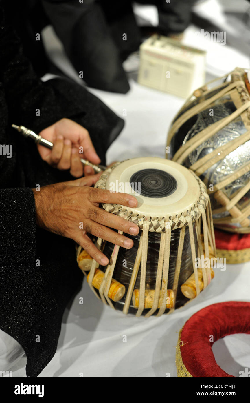 Tuning-Tabla klassischen indischen Musical Instrument Mumbai Maharashtra Indien Asien Stockfoto
