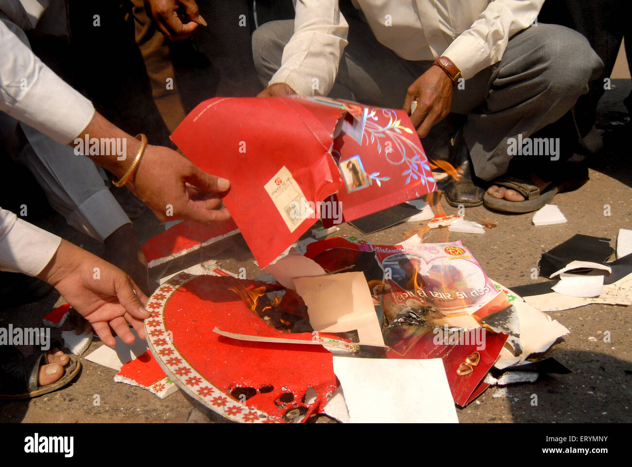 Demonstrant Valentine Tag Grußkarten zu brennen; Mulund; Bombay; Mumbai; Maharashtra; Indien Stockfoto