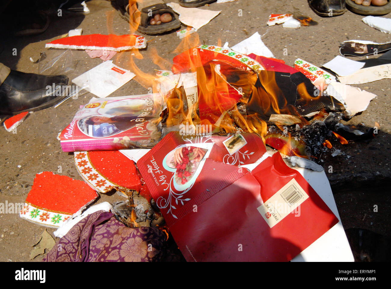 Demonstrant Valentine Tag Grußkarten zu brennen; Mulund; Bombay; Mumbai; Maharashtra; Indien Stockfoto