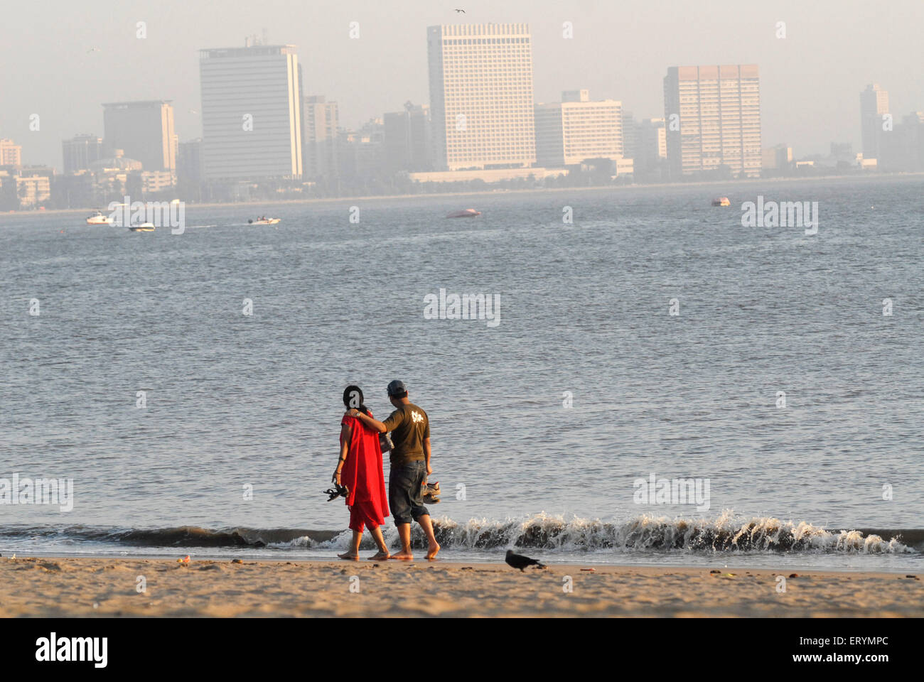 Paar Girgaum Chowpatty Beach spazieren; Bombay; Mumbai; Maharashtra; Indien Stockfoto