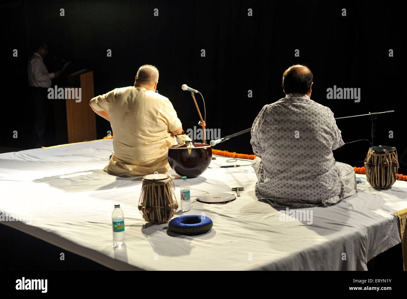 Rückansicht des klassischen indischen Musikers Ustad Sabir Khan und Shujaat Khan Mumbai Asien Indien Stockfoto