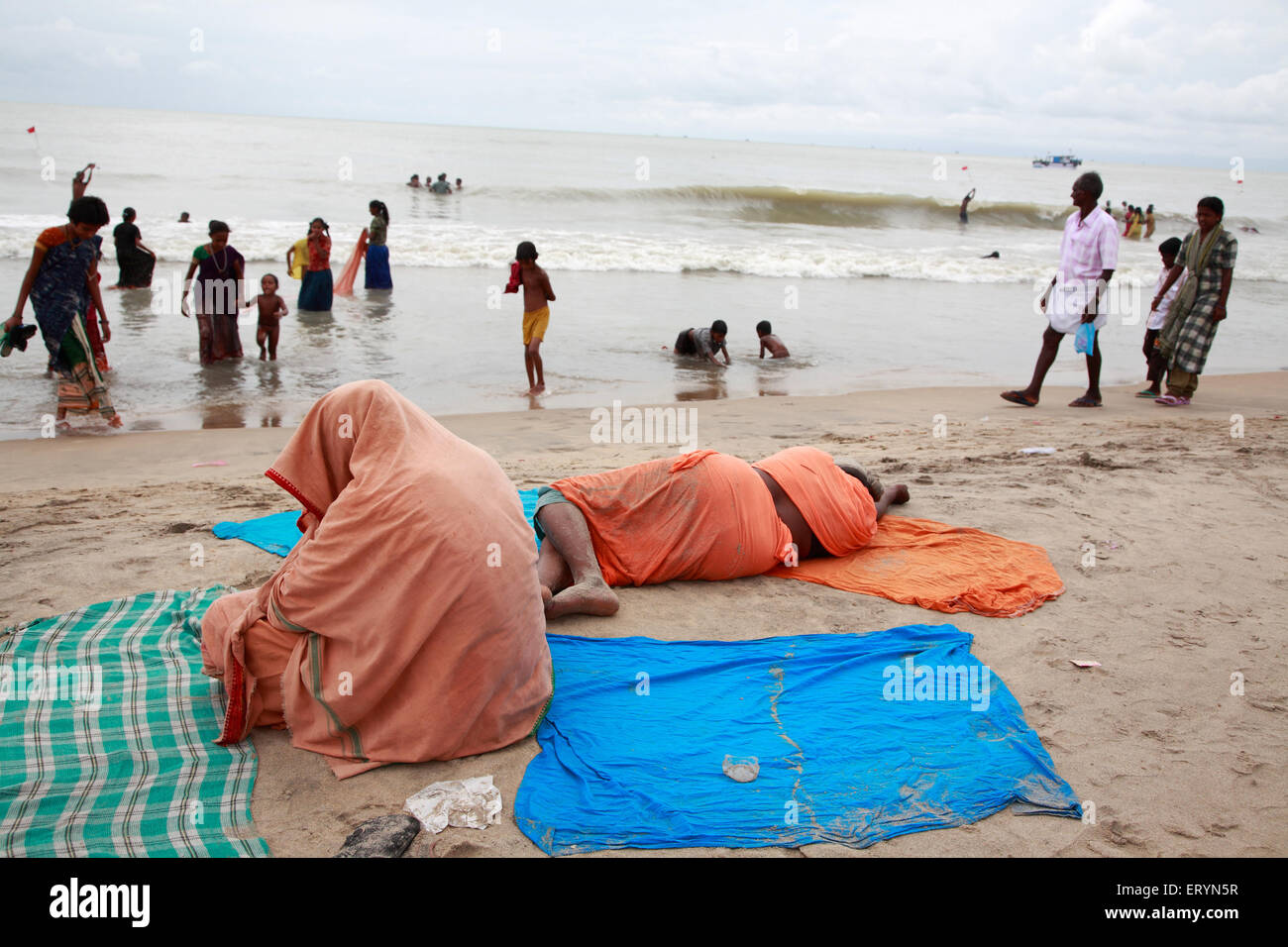 Sadhus Rast am Strand; Vailankanni Velanganni; Nagapattinam-Nagappattinam; Tamil Nadu; Indien nicht Herr Stockfoto