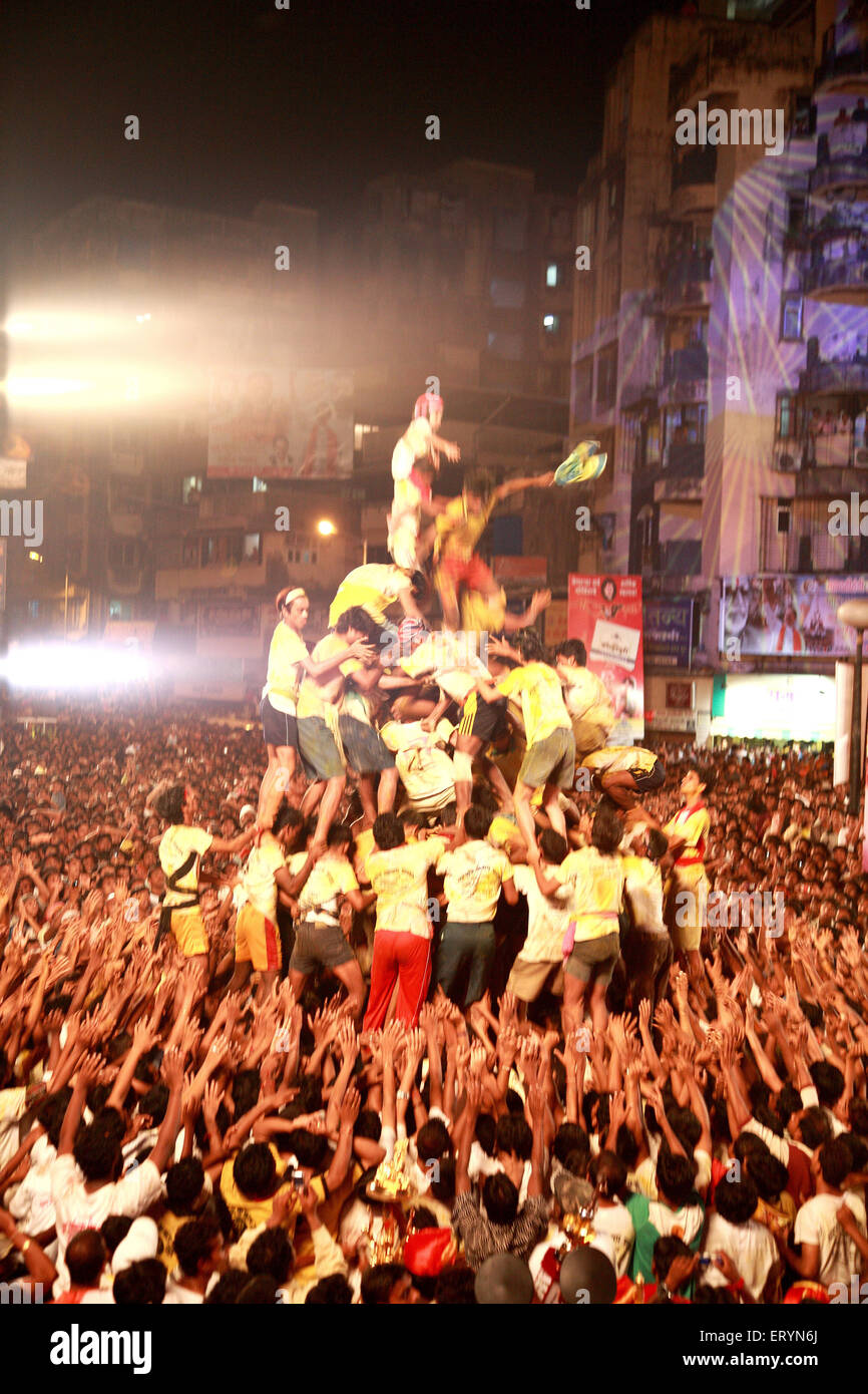 Gokulashtami Festival, Janmashtami Feier, Dahi Handi, Utlotsavam, menschliche Pyramide fallen nach unten, Thane; Maharashtra; Indien, Asien Stockfoto