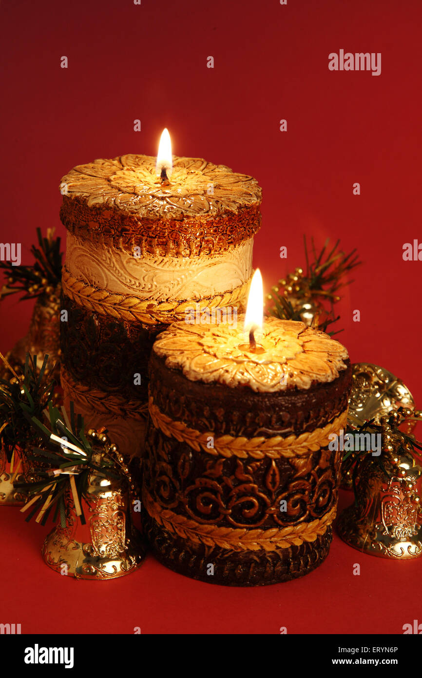 Weihnachtsfest, Weihnachtsdekoration Kerzen und Glocken, Bandra, Bombay, Mumbai, Maharashtra, Indien, Asien Stockfoto