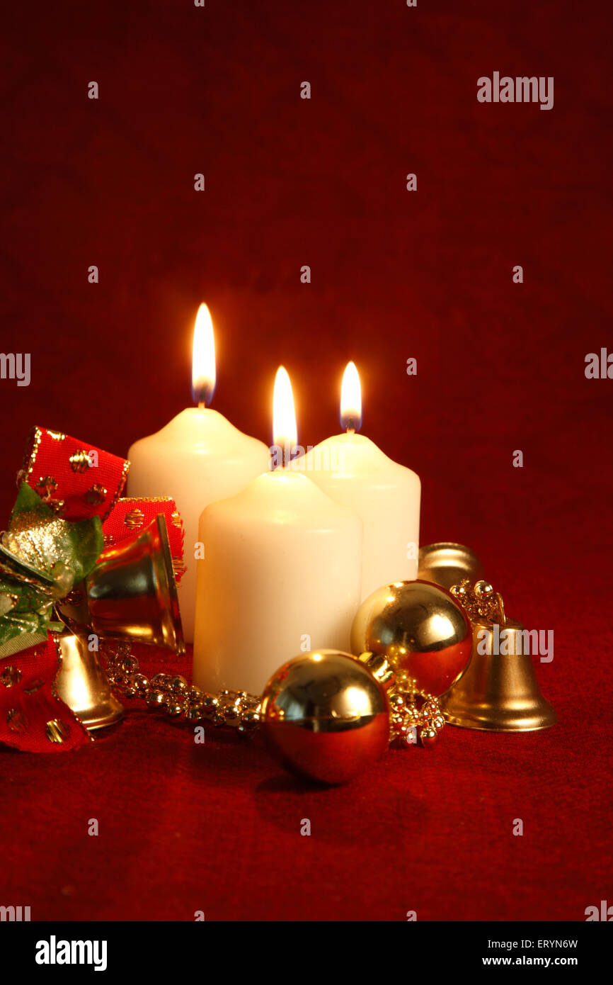 Weihnachtsfest, Dekoration mit Kerzen Kugeln Glocken, Bandra, Bombay, Mumbai, Maharashtra, Indien, Asien Stockfoto