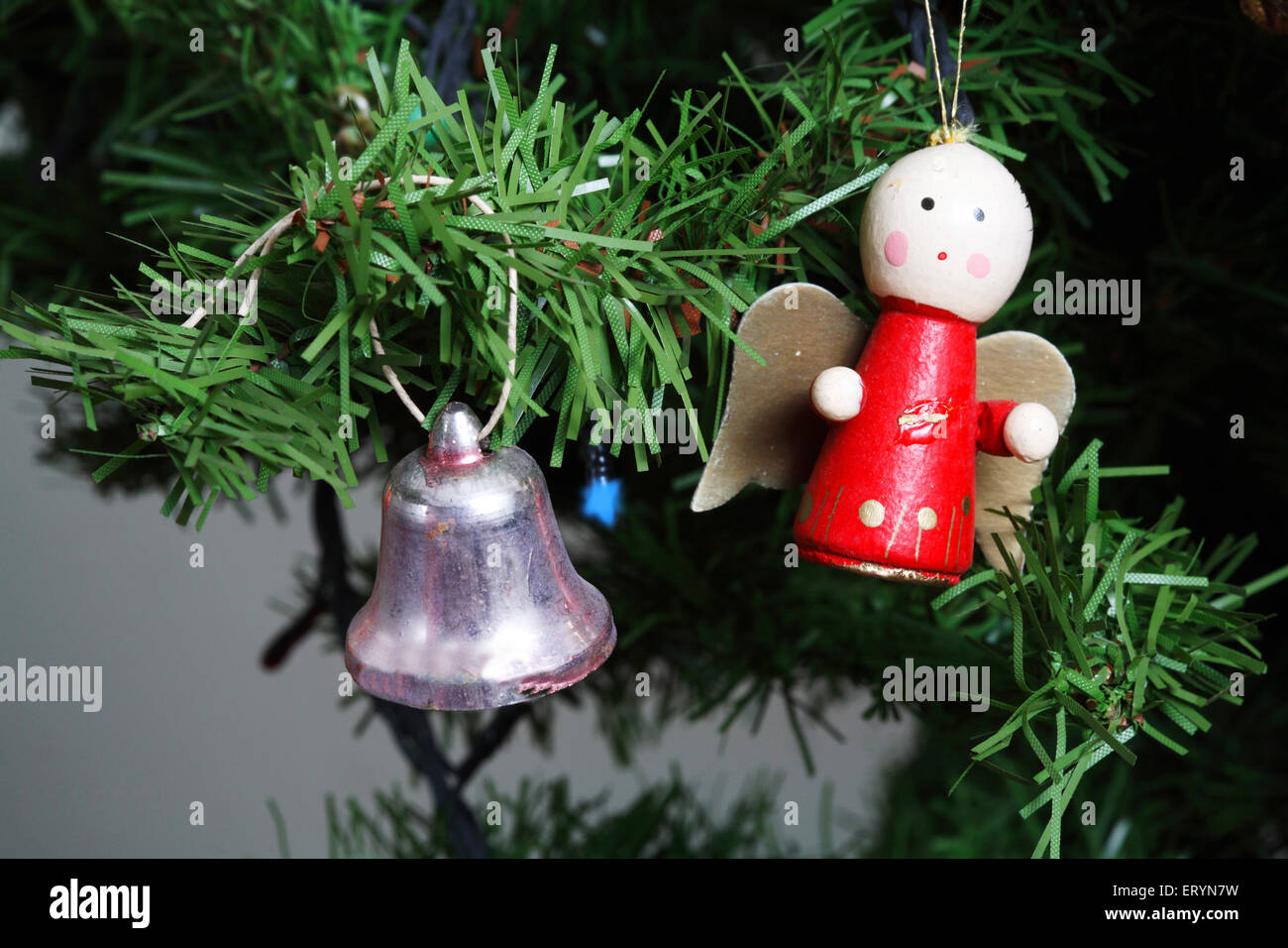 Geschmückter Weihnachtsbaum mit Glocke und Miniatur-Puppe in Christmas festival Stockfoto