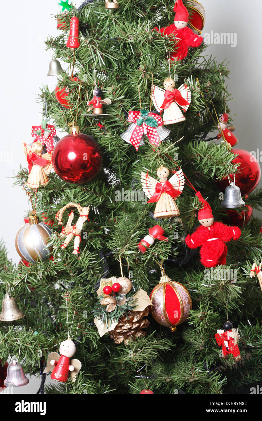 Geschmückter Weihnachtsbaum mit Kugeln und Miniatur-Puppen in Christmas festival Stockfoto