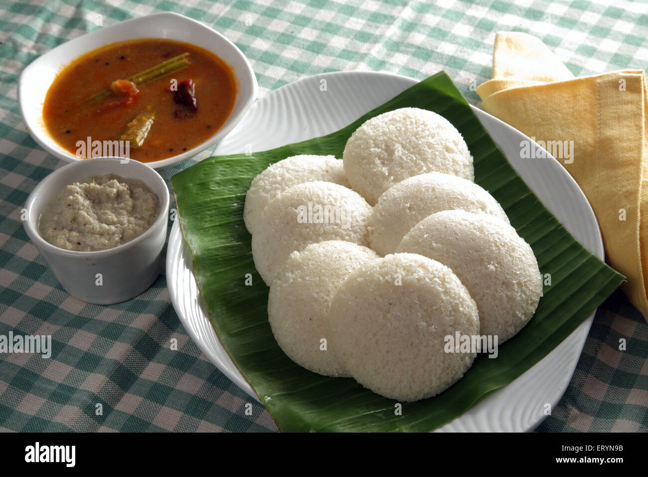 Südindische Küche Idli Sambar und Chutney auf Bananenblatt Indien PR#743 AH Stockfoto