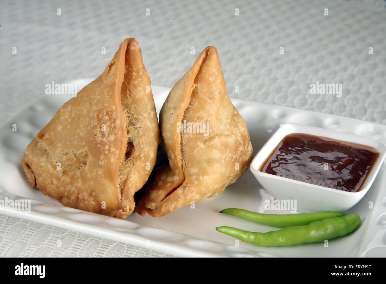 Punjabi Samosa mit Tomatensauce und Peperoni in Platte Indien PR #743AH Stockfoto