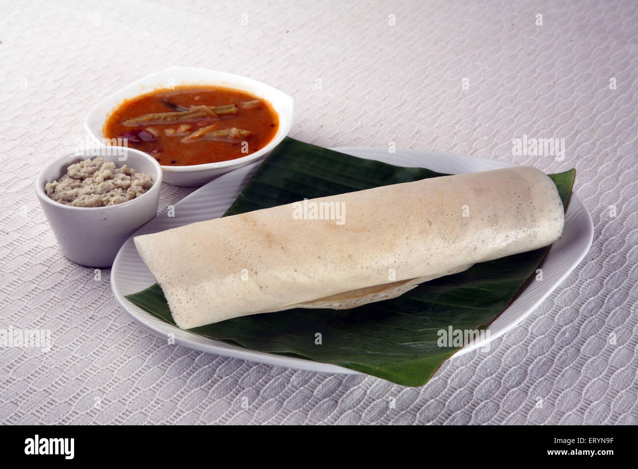 Dosa sambar Kokosnuss Chutney auf Bananenblatt Stockfoto