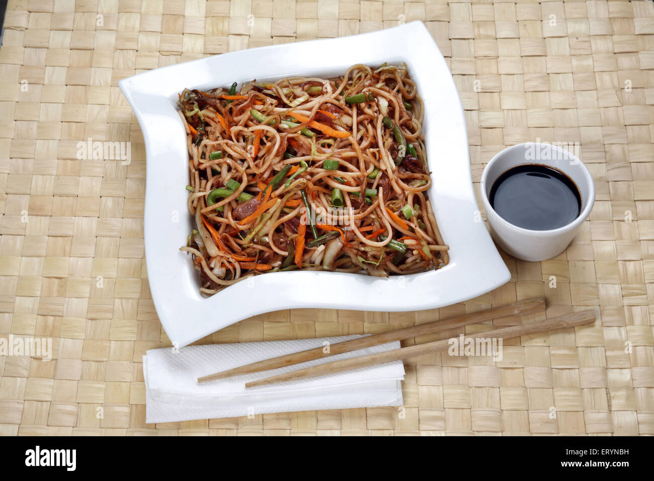 Chinesisches Essen Gemüse Nudeln mit Soja-Sauce Indien PR #743AH Stockfoto