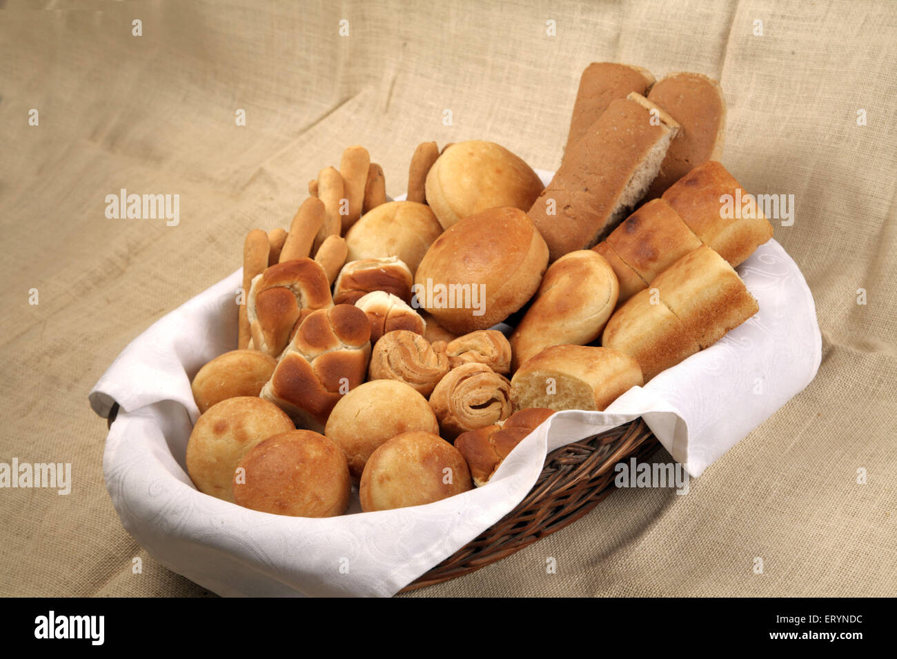 Verschiedene Arten von Brot in Zuckerrohr Korb Indien PR #743AH Stockfoto