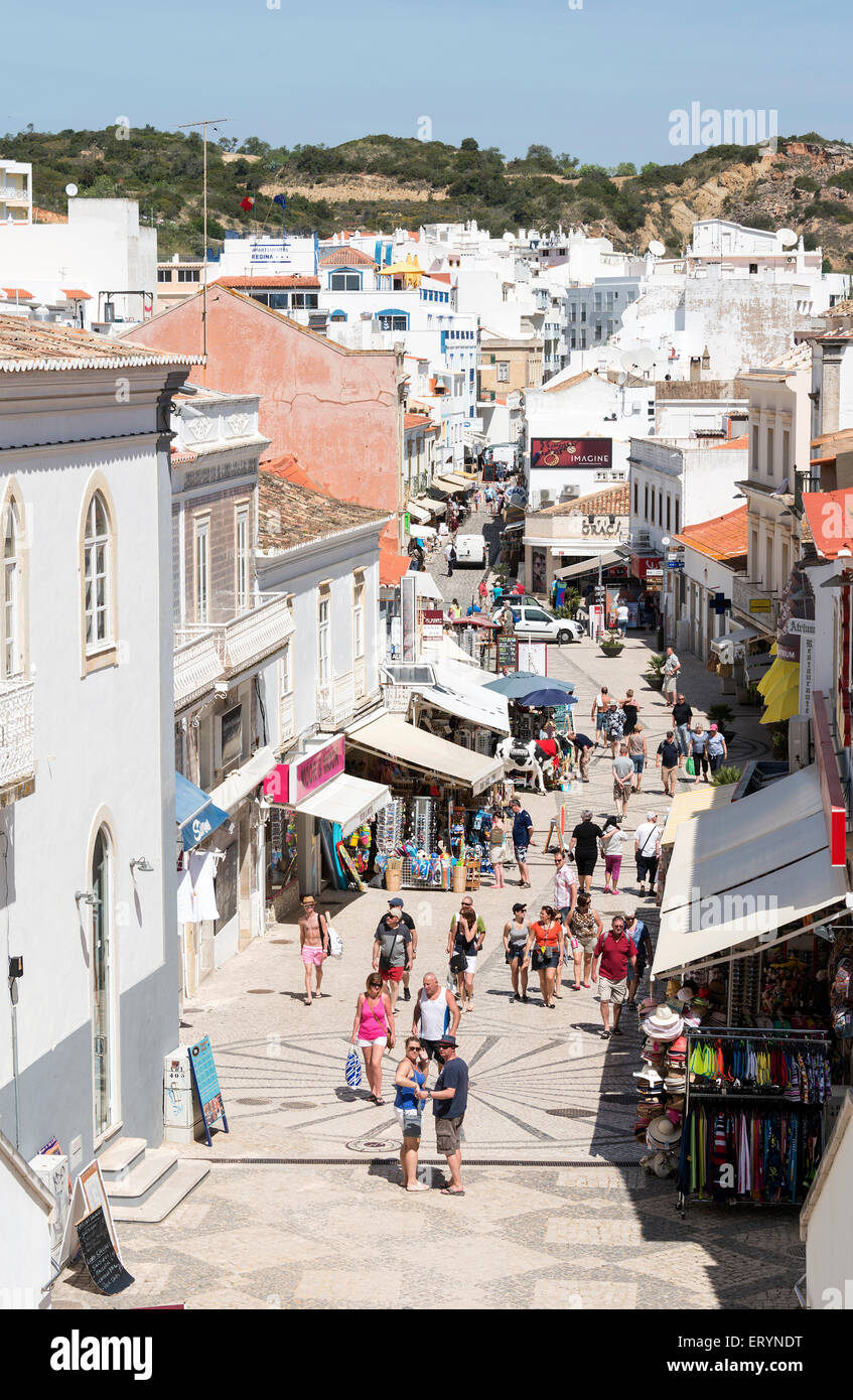 Menschen beim Einkaufen in der wichtigsten Straße Albufeira in Portugal Urlaub Stockfoto