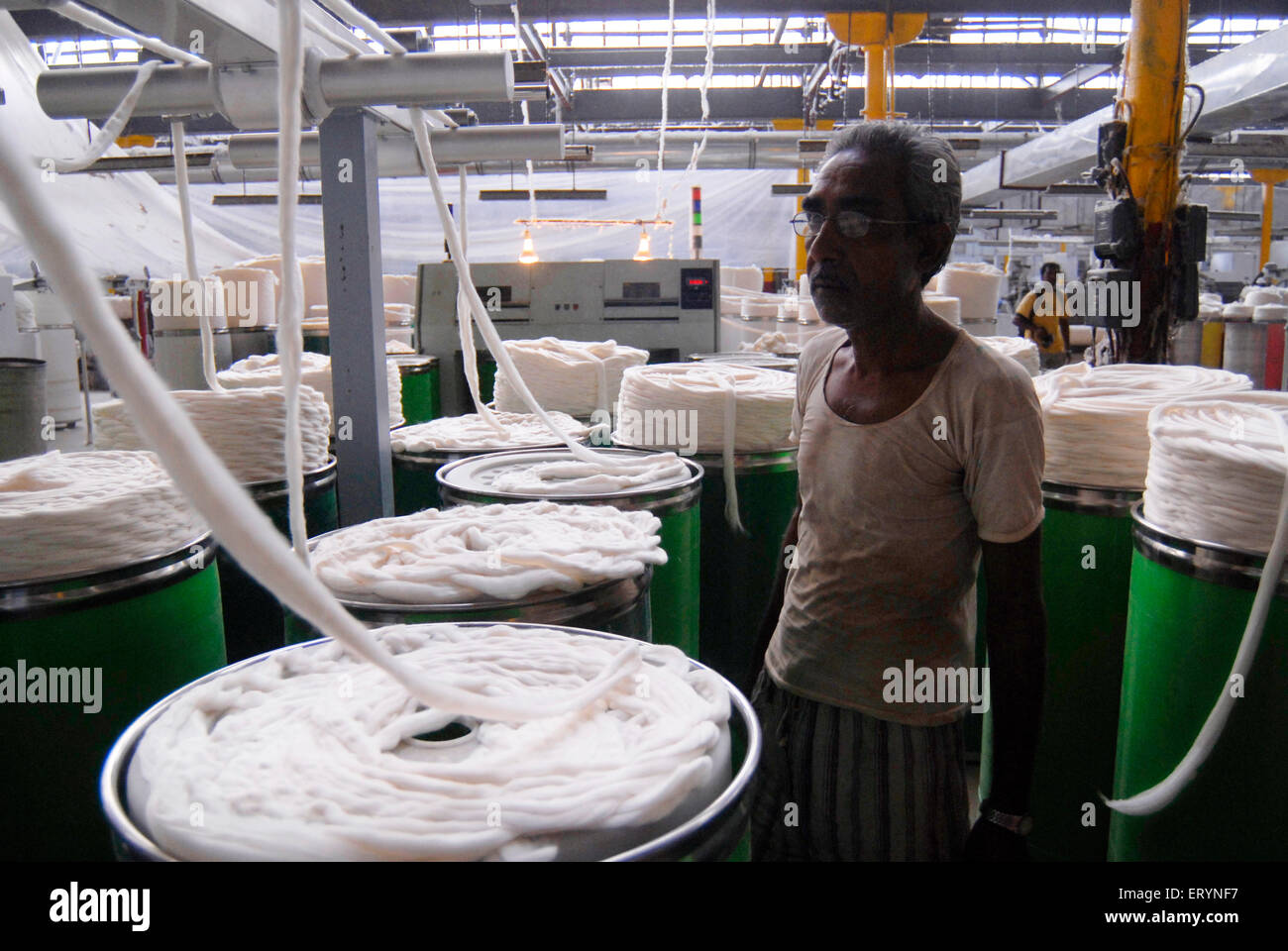 Textile Fräsen Arbeitnehmer Arbeit in einer Textilfabrik in Bombay jetzt Mumbai; Maharashtra; Indien Stockfoto
