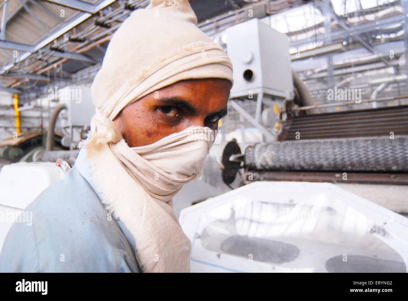 Arbeitnehmer in Textilfabrik, Mühle; Bombay jetzt Mumbai; Maharashtra; Indien nicht Herr Stockfoto