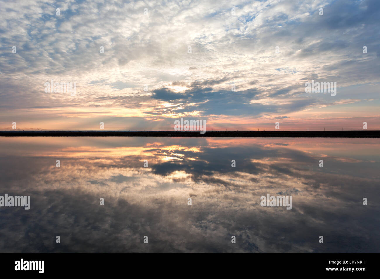 Landschaft mit See Reflexion Wolken. Schönen Sommer Sonnenuntergang am Fluss Stockfoto