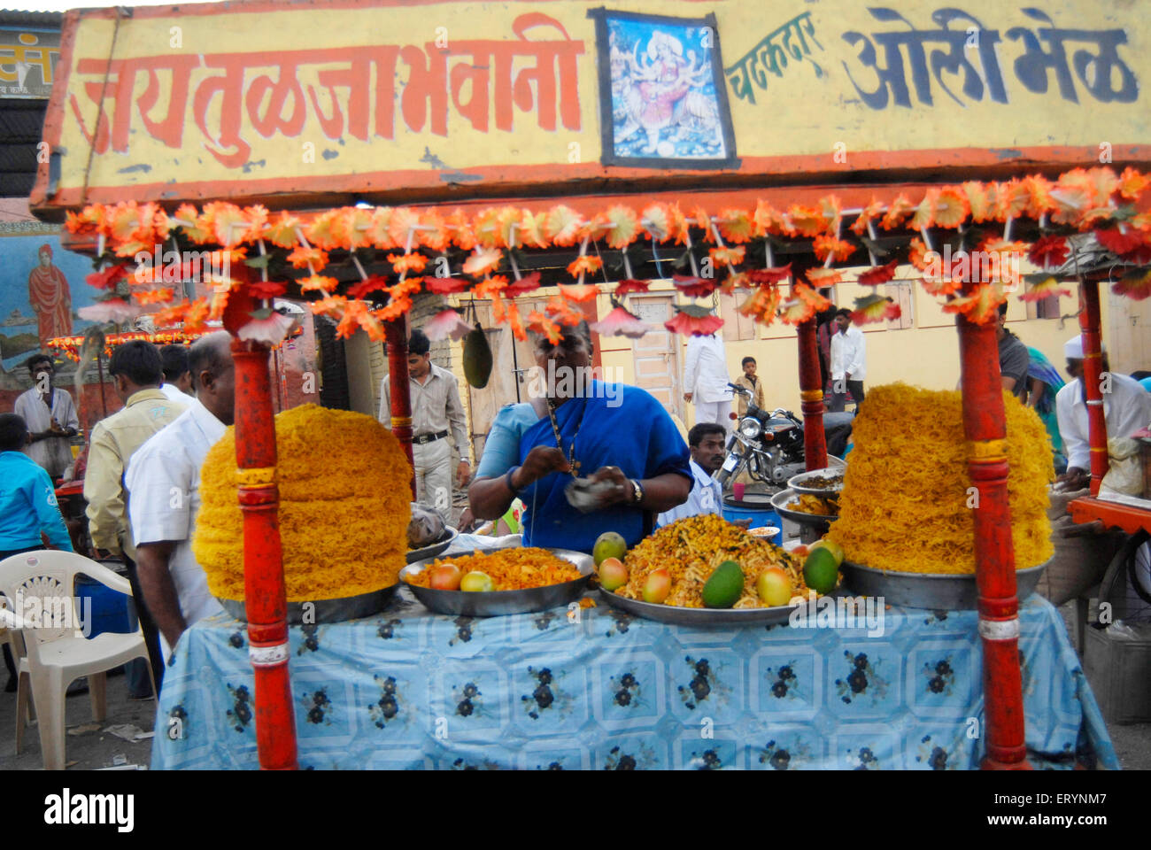 Eine Frau verkauft Poha Chivda knusprig ausgetretenen Reis gewürzt mit Erdnüssen oder Erdnüsse und Gewürze Volksfest im Dimba Village; Pune Stockfoto