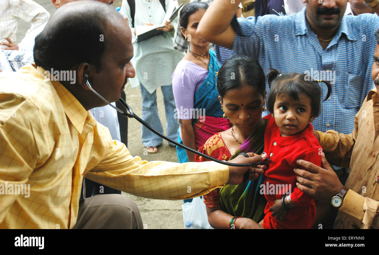 Ein Arzt untersucht ein Kind in medizinischen Camp für 26. Juli 2005 Hochwasser betroffenen Einwohner; Angst vor der Epidemie; Bombay-Mumbai Stockfoto