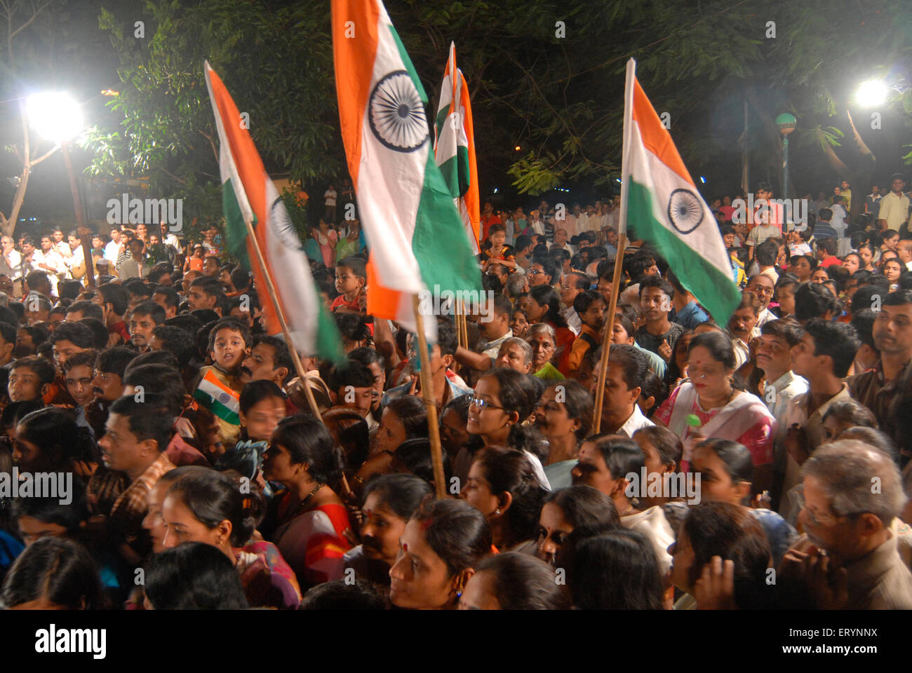 Anwohner feiern Unabhängigkeitstag mit Tricolor indische Flagge um Mitternacht am 15. August im Sambaji Maidan; Mulund Stockfoto