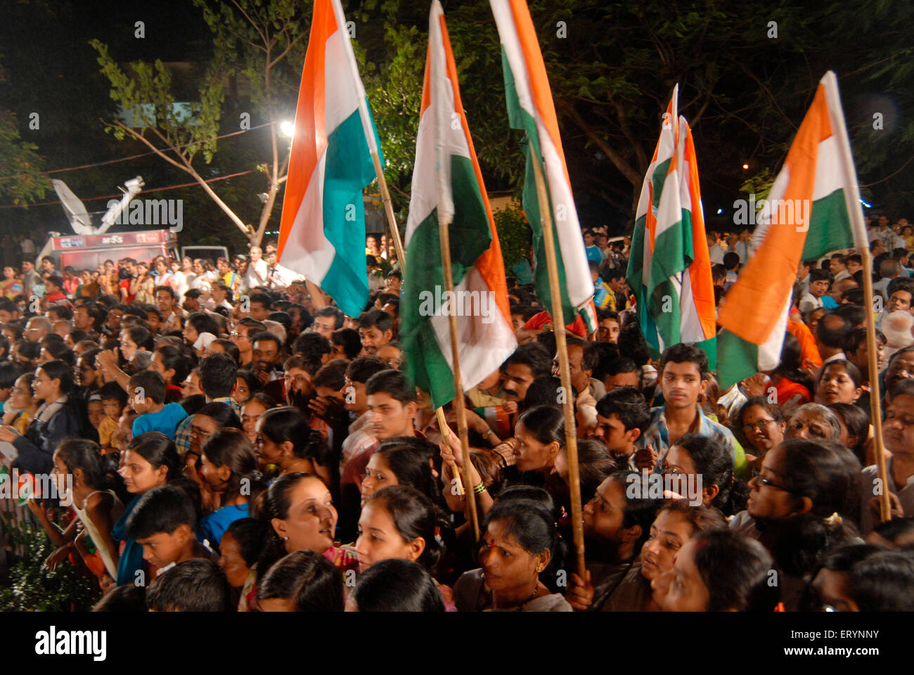 Anwohner feiern Unabhängigkeitstag mit Tricolor indische Flagge um Mitternacht am 15. August im Sambaji Maidan; Mulund Stockfoto