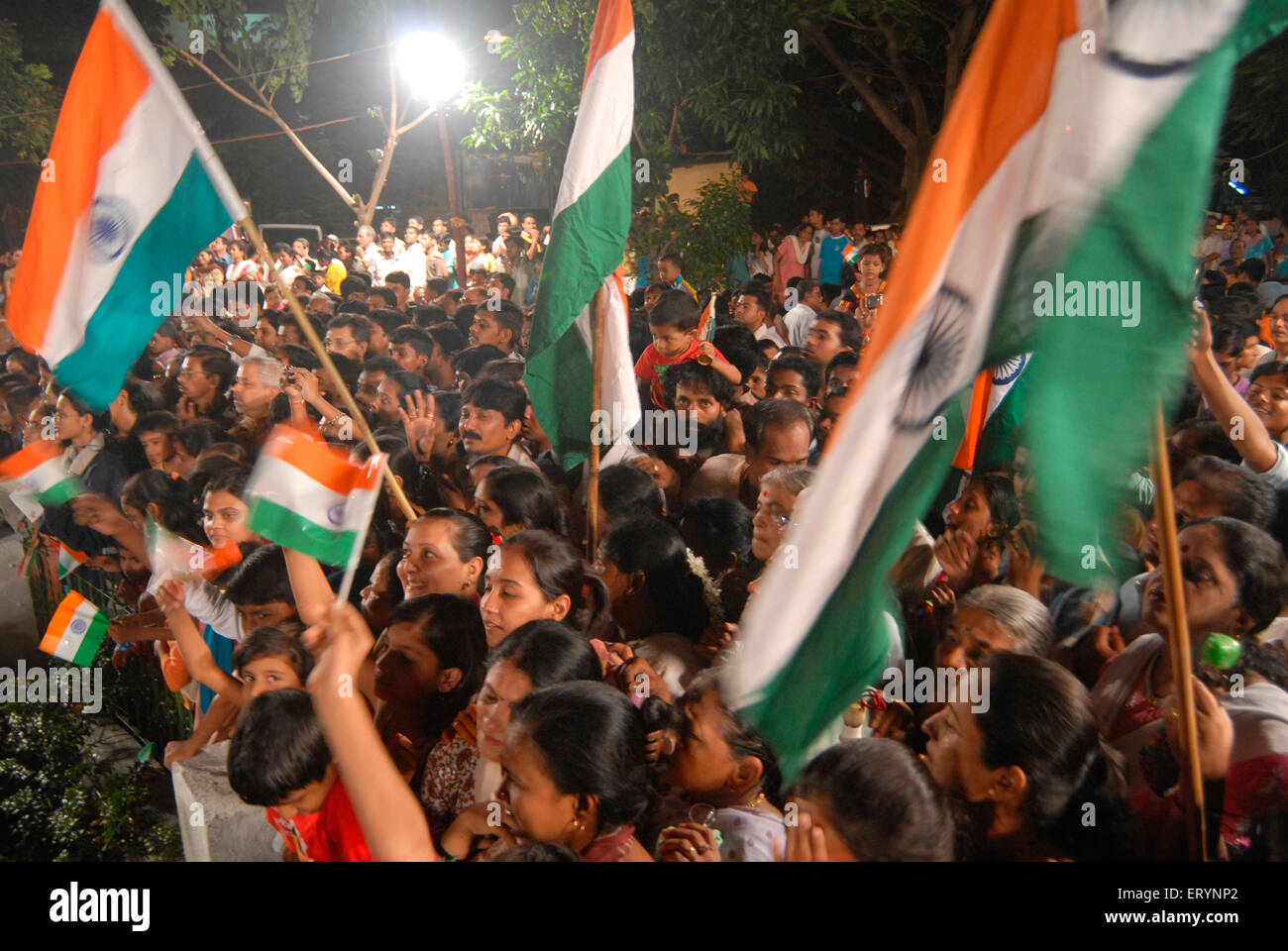 Anwohner feiern Unabhängigkeitstag mit Tricolor indische Flagge um Mitternacht am 15. August im Sambaji Maidan; Mulund Bombay Stockfoto