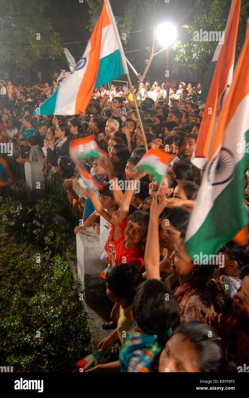 Anwohner feiern Unabhängigkeitstag mit Tricolor indische Flagge um Mitternacht am 15. August im Sambaji Maidan; Mulund Stockfoto