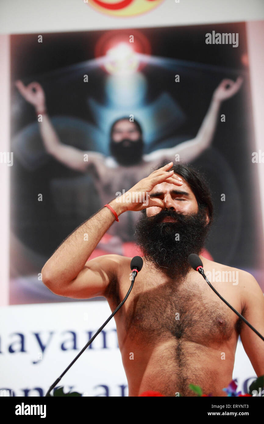 Baba Ramdev, Swami Ramdev, RAM Kisan Yadav, indische Yoga-Guru demonstriert Yoga-Übung, Bombay, Mumbai, Maharashtra, Indien, Asien Stockfoto