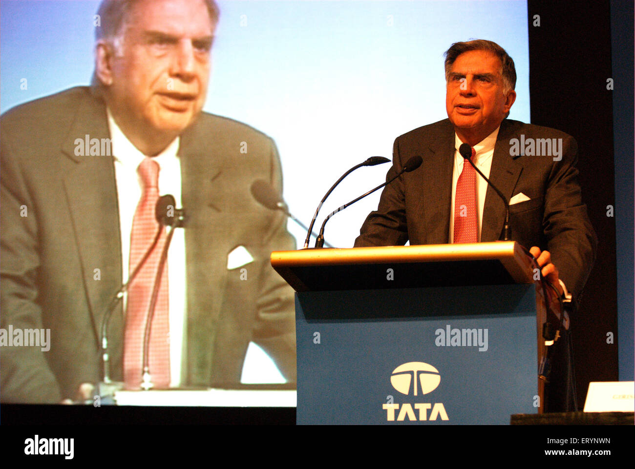 Ratan Tata Chairman, Nano-Auto-Start, Tata Motor, Tata Nano, kleinste günstigste erschwinglichen Hatchback Auto, Bombay, Mumbai, Maharashtra, Indien Stockfoto