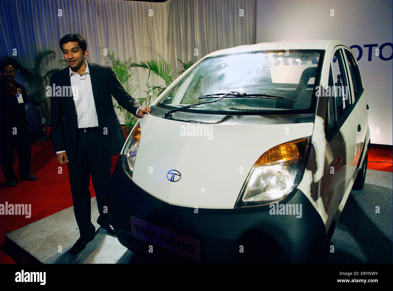 Nano-Autostart , Formel-Fahrer Narain Karthikeyan , Tata Motor , Tata Nano , kleinste günstigste erschwinglichen Hatchback Auto , Bombay , Mumbai , Indien Stockfoto