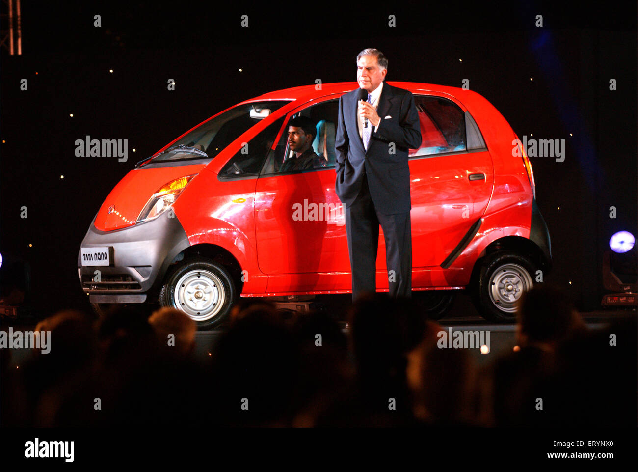 Ratan Tata Chairman, Nano-Auto-Start, Tata Motor, Tata Nano, kleinste günstigste erschwinglichen Hatchback Auto, Bombay, Mumbai, Maharashtra, Indien Stockfoto