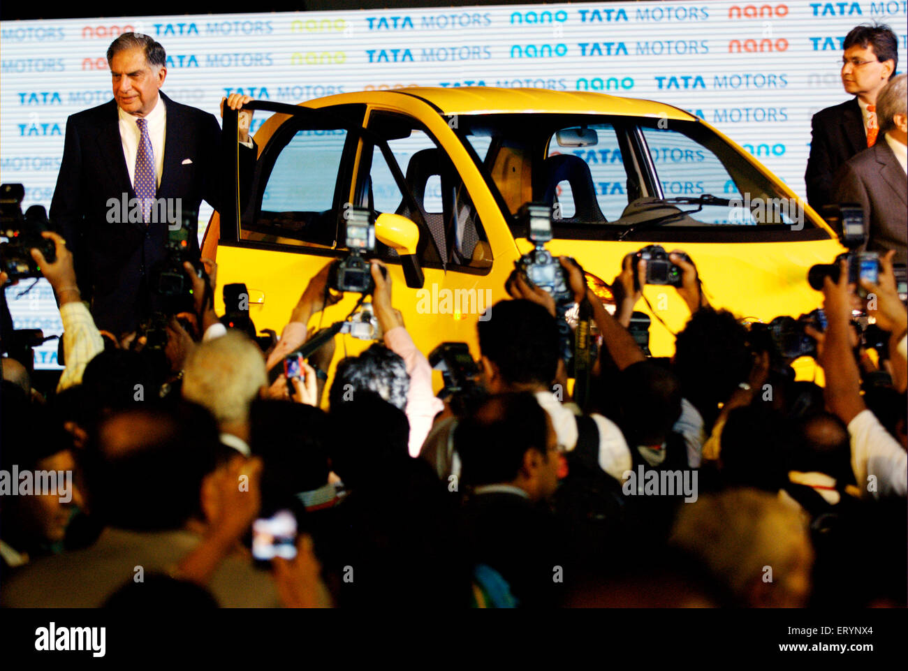 Ratan Tata Chairman, Nano-Auto-Start, Tata Motor, Tata Nano, kleinste günstigste erschwinglichen Hatchback Auto, Bombay, Mumbai, Maharashtra, Indien Stockfoto