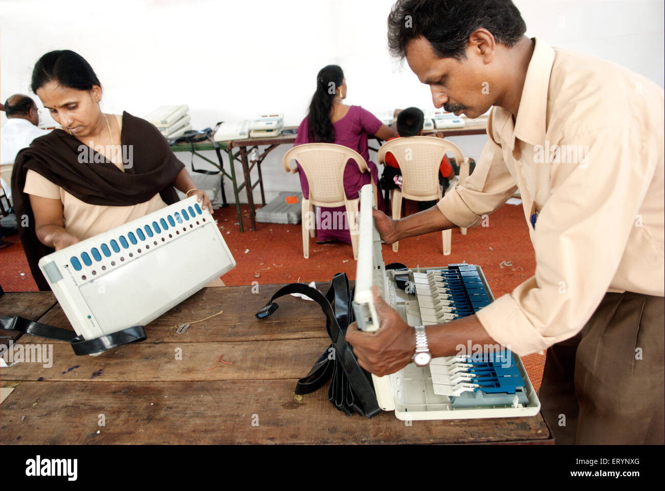Indische Wahlen, Überprüfung der elektronischen Wahlmaschinen, EVM, Bombay, Mumbai, Maharashtra, Indien, Asien Stockfoto