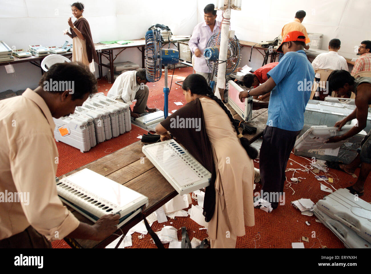 Indische Wahlen, Überprüfung der elektronischen Wahlmaschinen, EVM, Bombay, Mumbai, Maharashtra, Indien, Asien Stockfoto