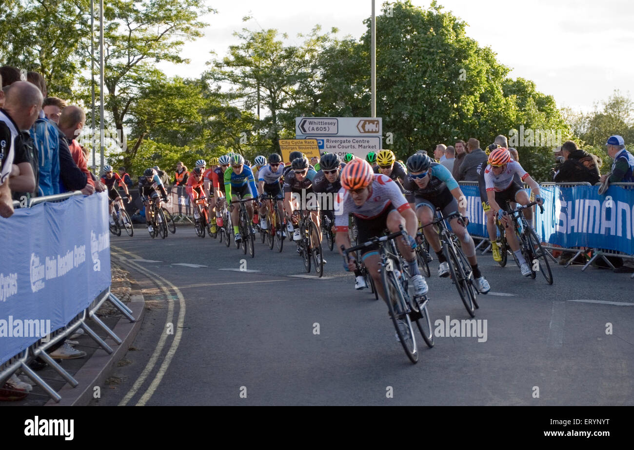 Peterborough, UK. 9. Juni 2015. Herren in Runde 9 Matrix Fitness Grand Prix Zyklus Straßenrennen rund um den Stadt-Zentrum-Kurs abgeschlossen.  Bildnachweis: Clifford Norton/Alamy Live-Nachrichten Stockfoto