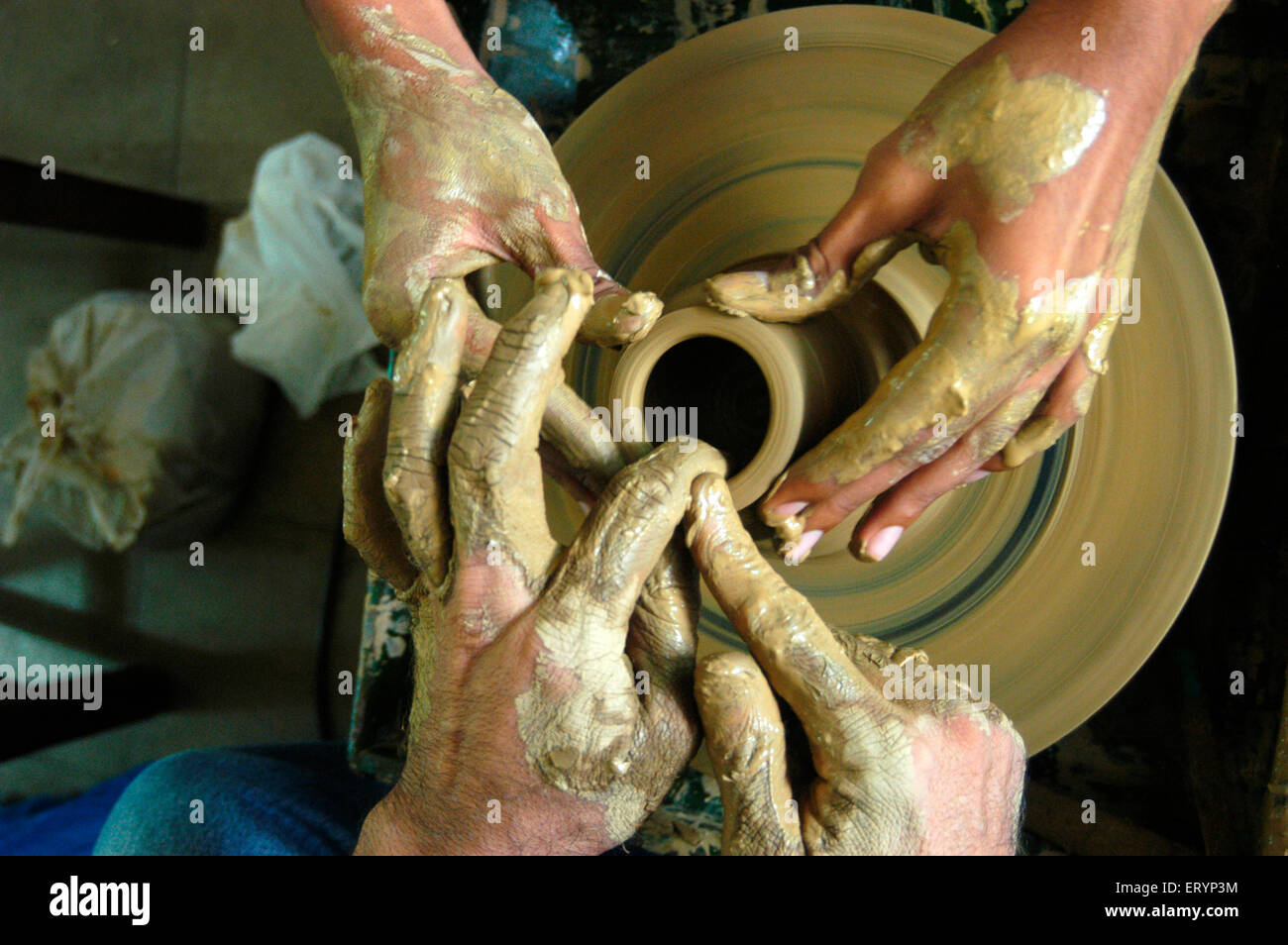 Potter lehrt, um Tontöpfe auf Töpferscheibe in Werkstatt in Bombay Mumbai zu machen; Maharashtra; Indien Stockfoto