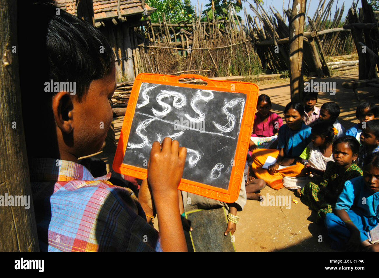 Stammes-Kinder lernen in der Schule, geführt von NGO-Non Government Organization in Dorf in Andhra Pradesh Telugu Alphabete; Indien Stockfoto